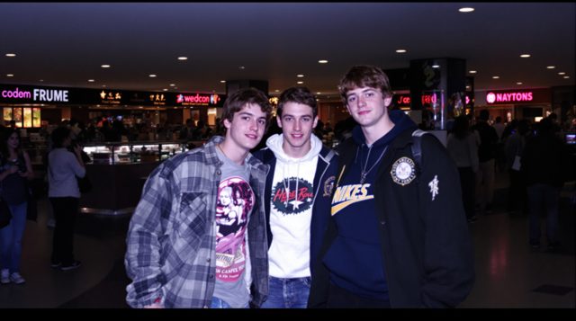 2000s Digicam example: teenagers posing in a shopping mall food court